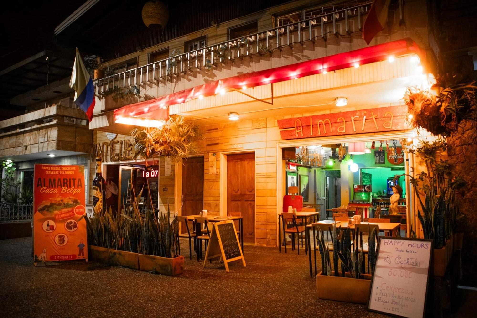 Casa Almarita - Hostal, Bar Y Restaurante Medellín Extérieur photo